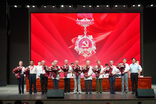 为在党50年的老同志颁发纪念奖...